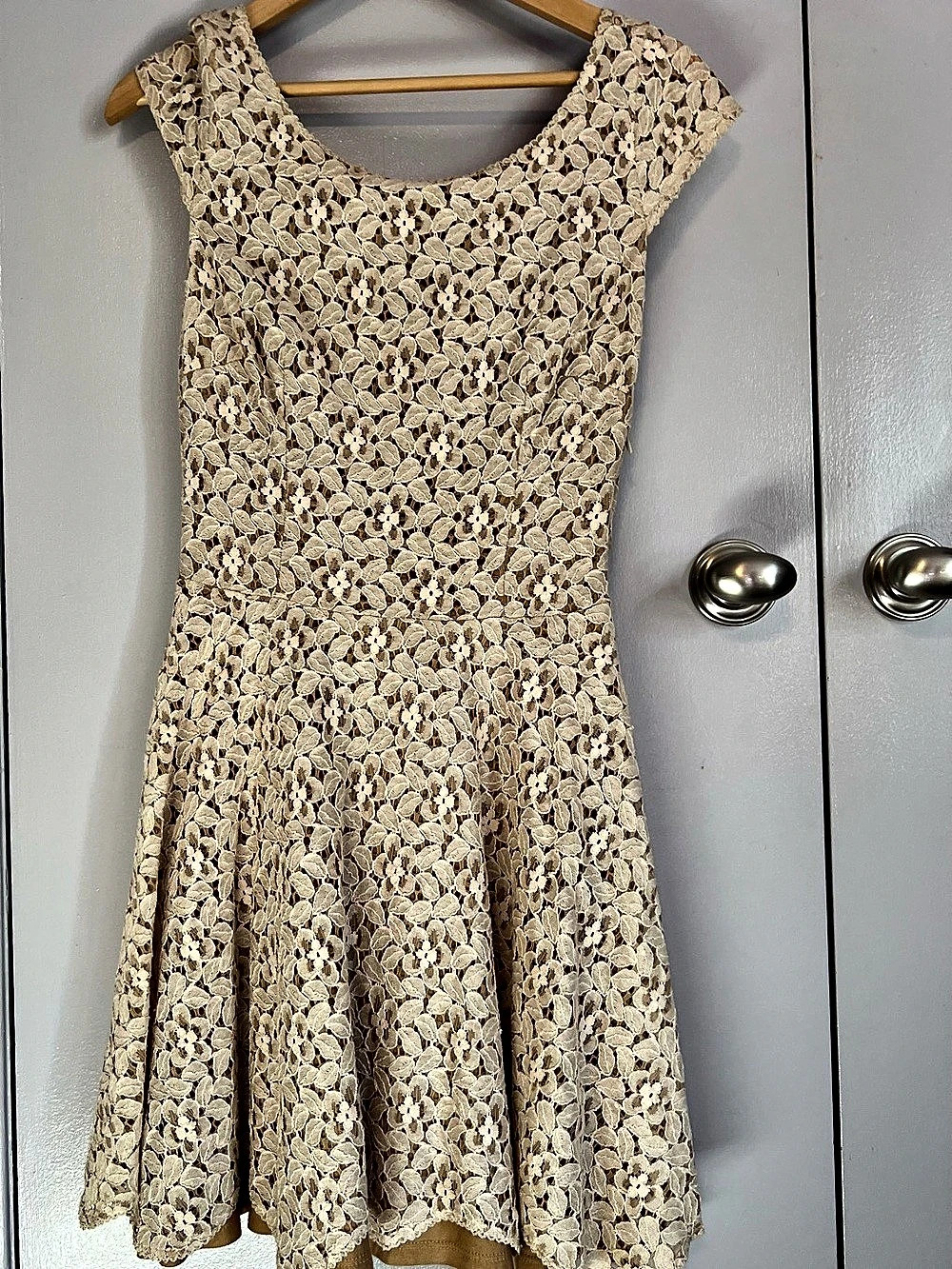 Paper Crown Floral Lace Midi Dress in Tan & Cream Like New
Medium